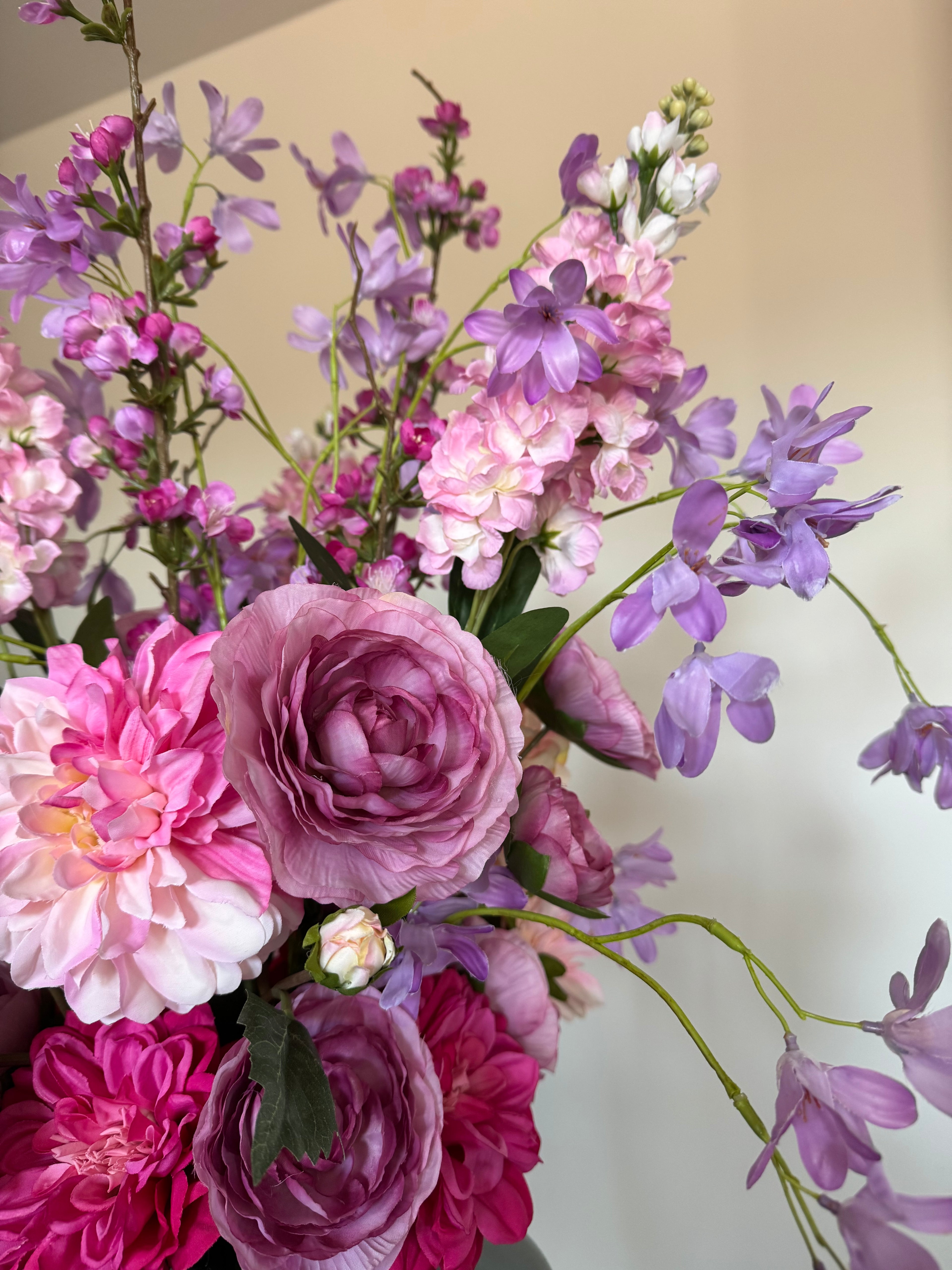 Detail van de elegante kleurencombinatie van Purple Symphony met paarse en roze zijden bloemen.