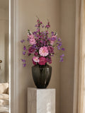 Elegant paars roze zijden boeket als blikvanger in een luxe woonkamer.