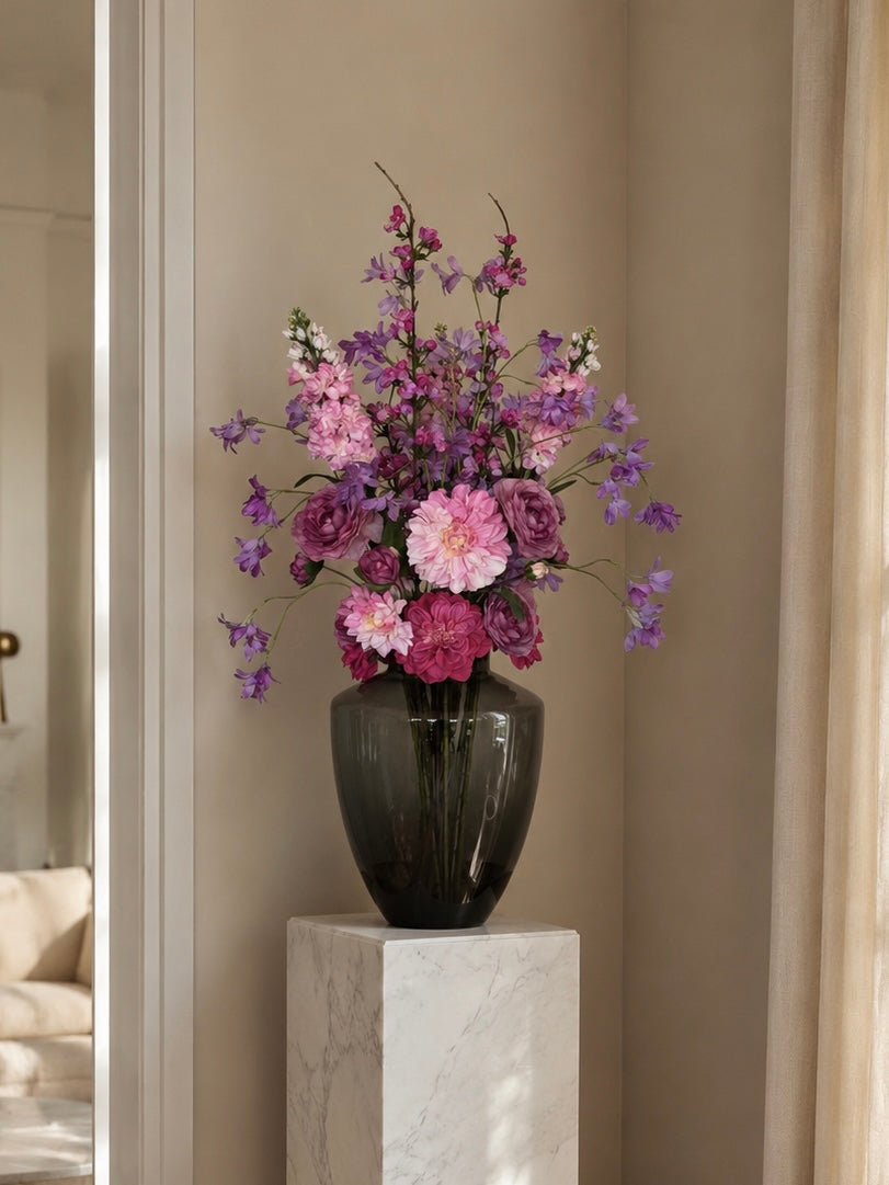 Elegant paars roze zijden boeket als blikvanger in een luxe woonkamer.