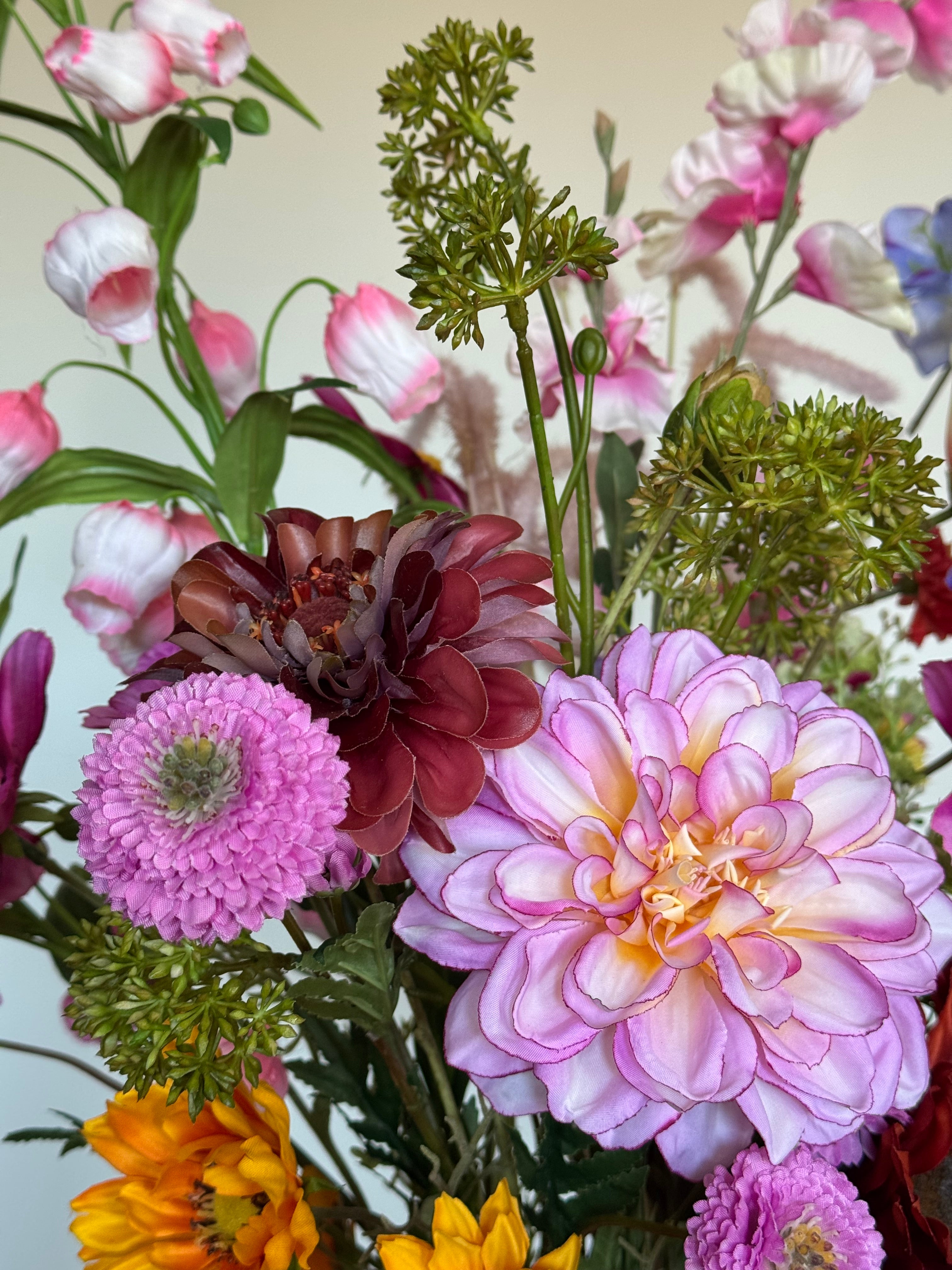 Close-up van real touch zinnia's in een kleurrijk zijden veldboeket.
