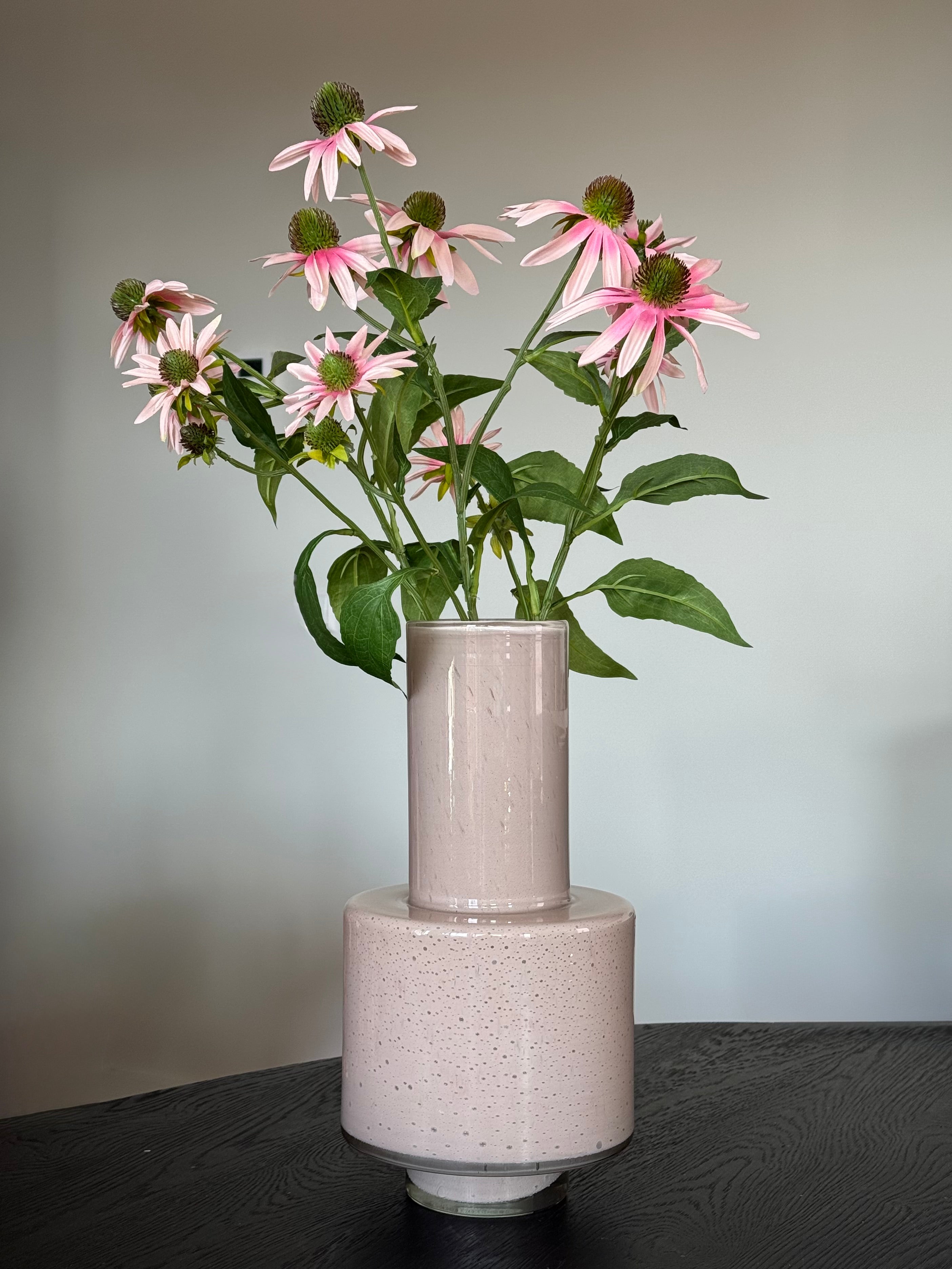 Mooie kunstbloemen zonnehoed in roze in zware lange handgemaakte beige vaas