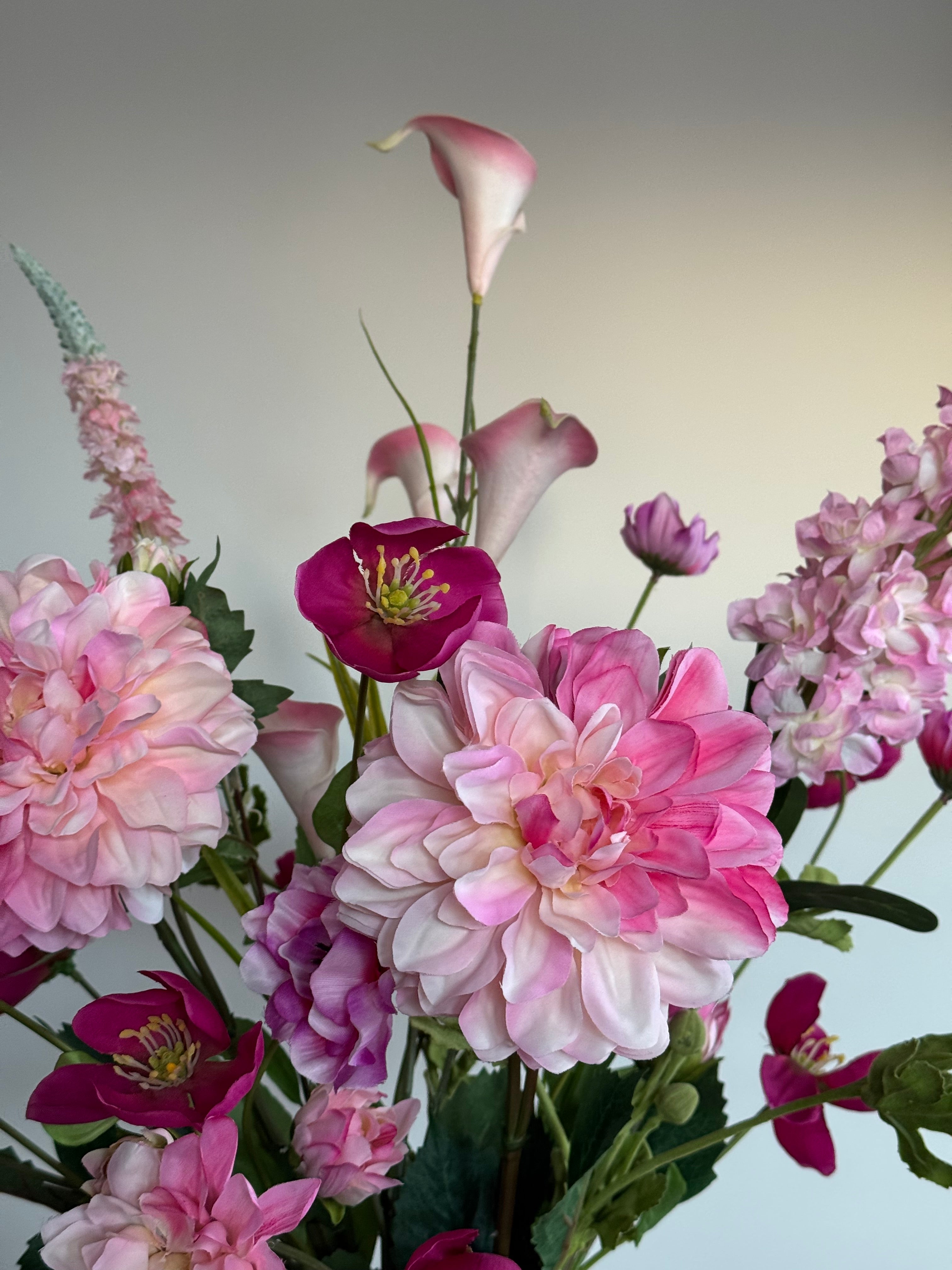 roze boeket hotel chique zijden bloemen close up 2