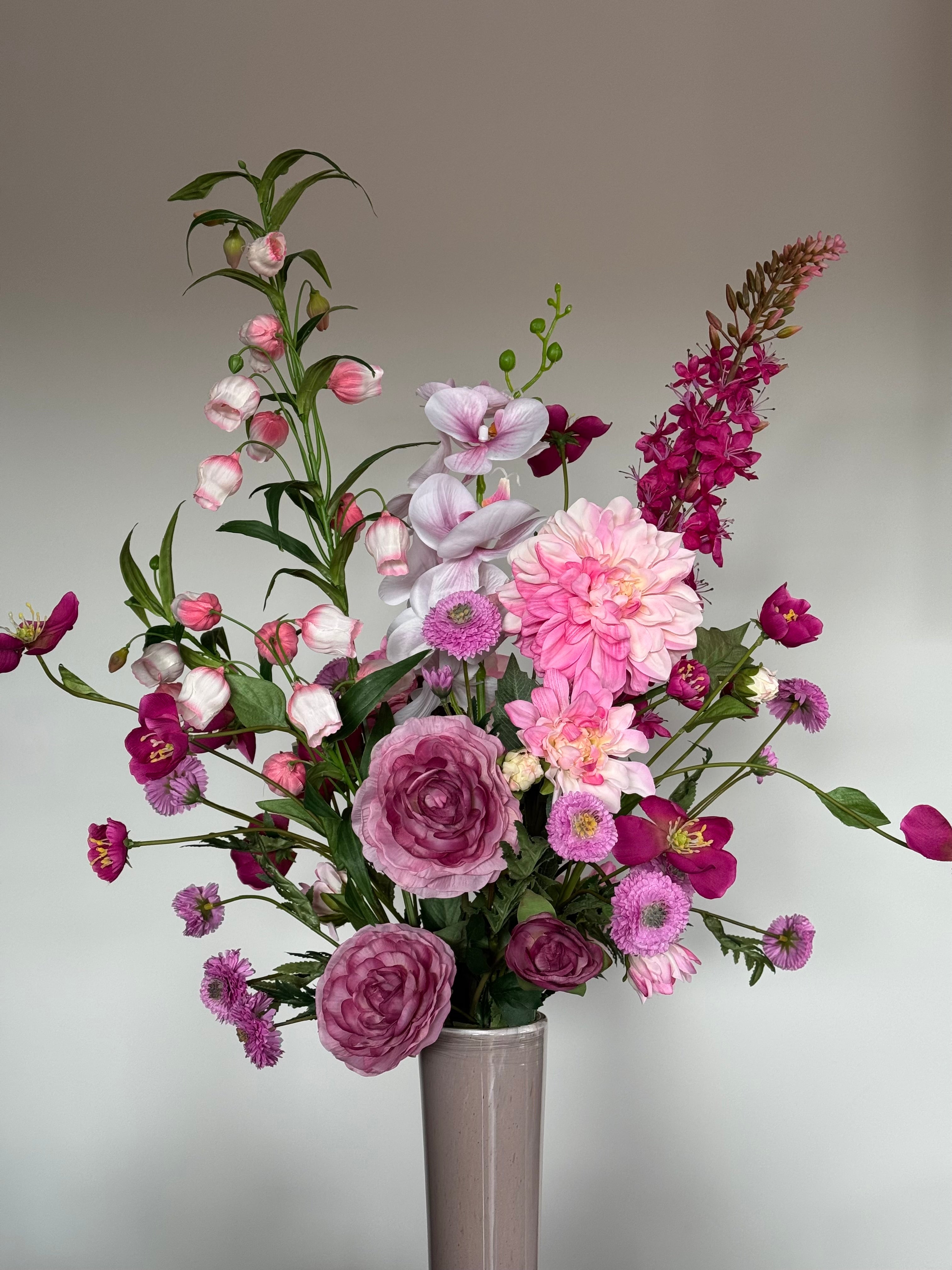 Detail van sierlijke sandersonia bloemen in een groot roze zijden boeket.