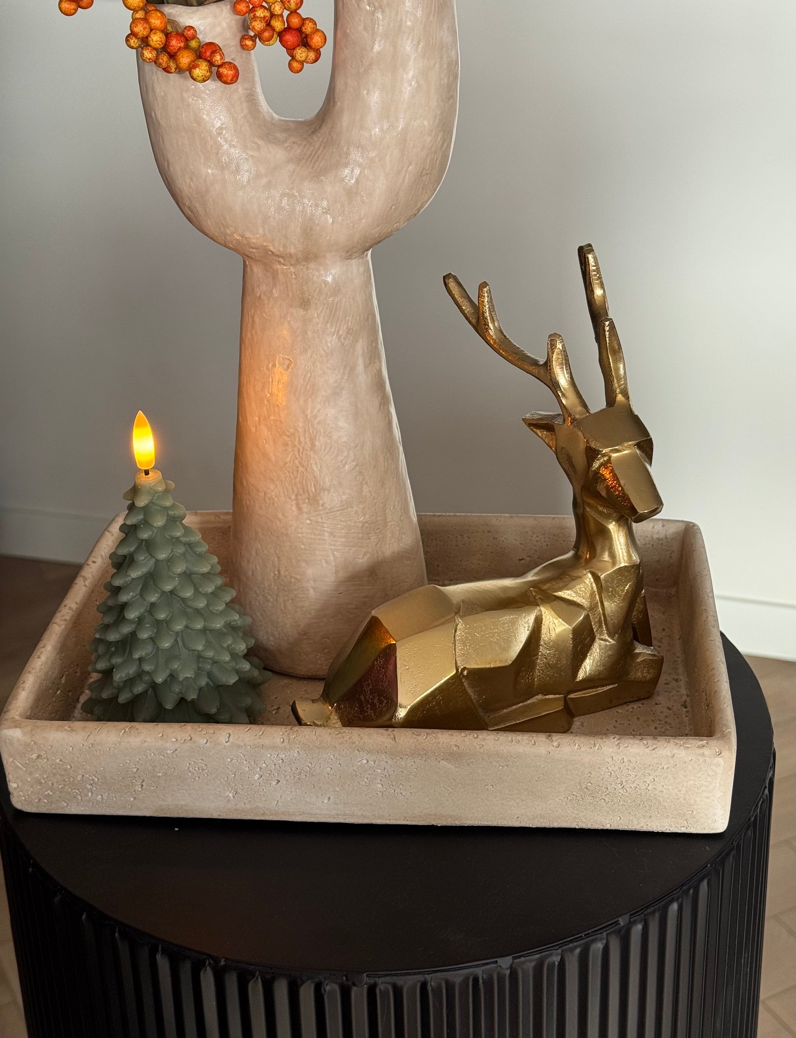 tafel decoratie herfst gouden hert en oranje kunsttakken close up