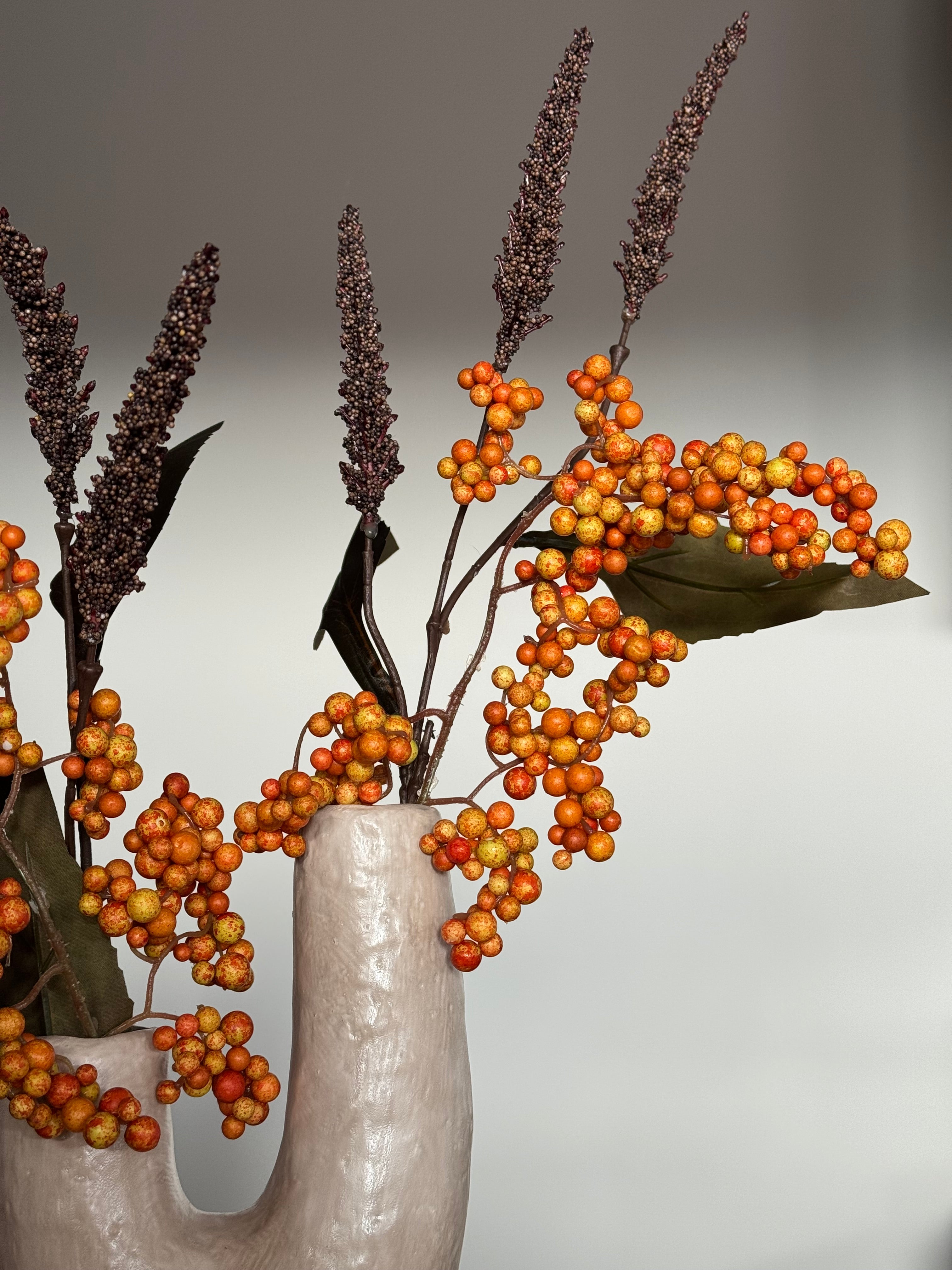 tafel decoratie herfst gouden hert en oranje kunsttakken close