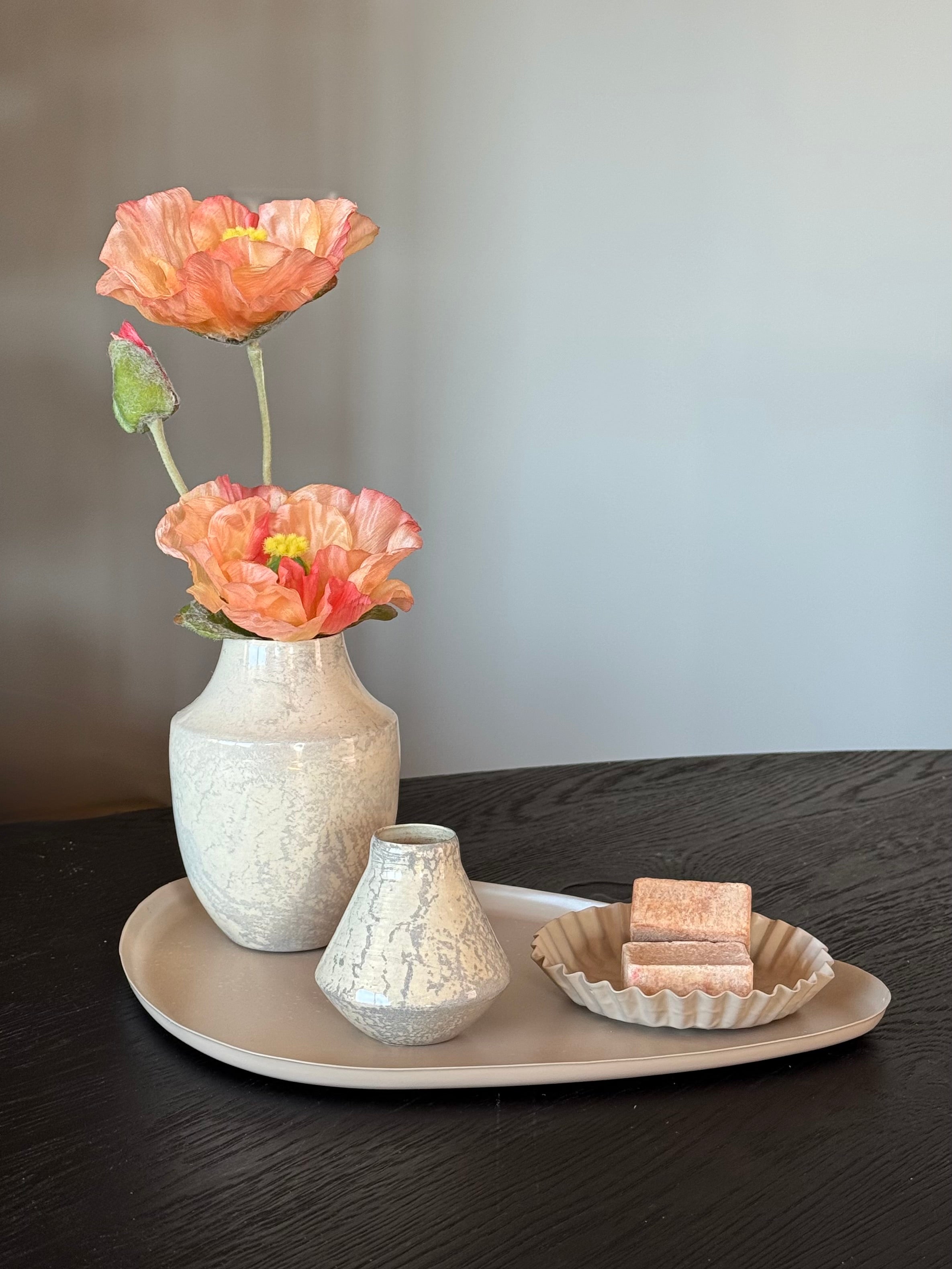 klein organisch dienblad met vaasjes en prachtige kunstbloem klaprozen 