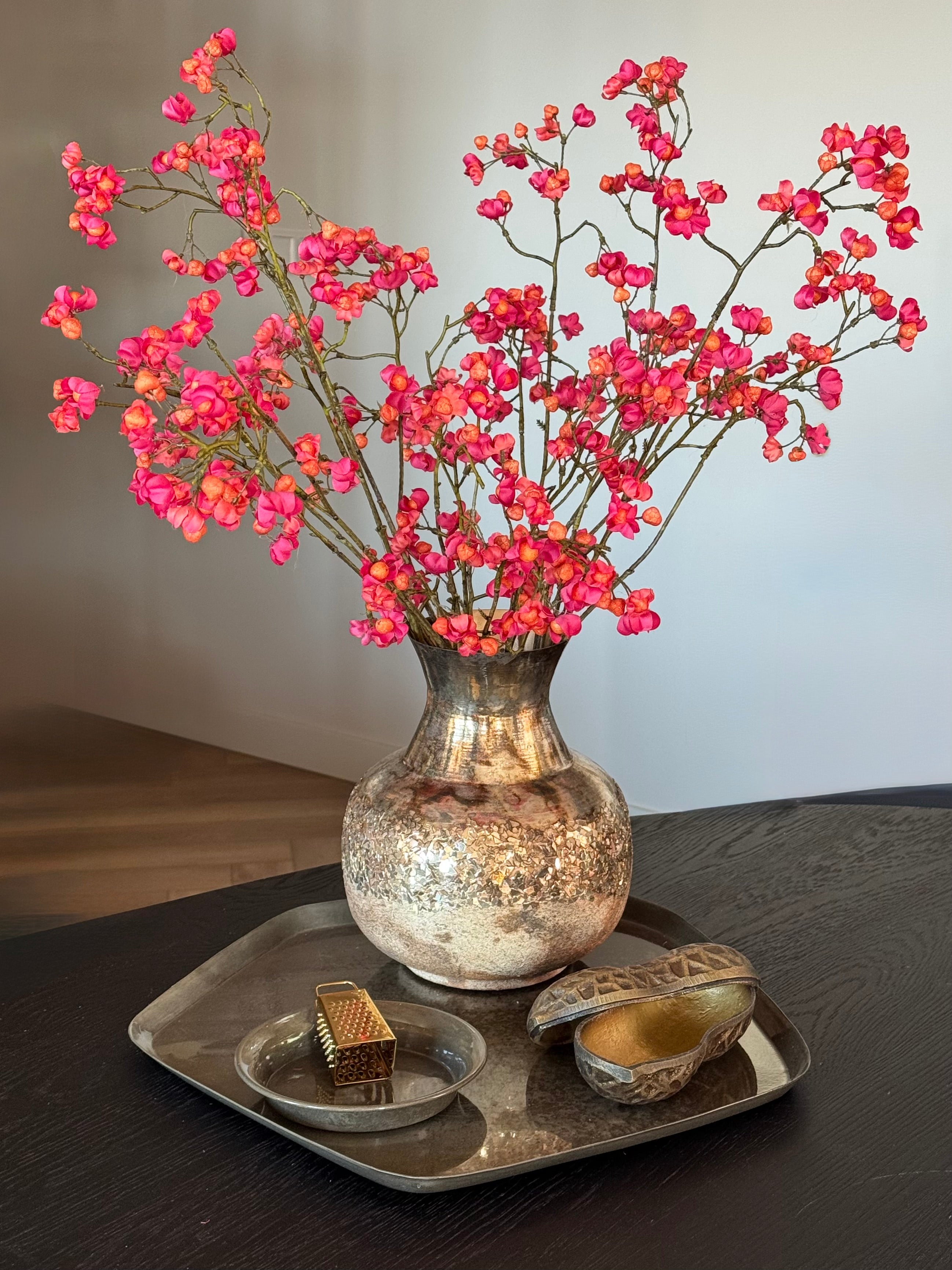 Goud met groene tafeldecoratieset inclusief vaas met prachtige kunsttakken met roze besjes. 