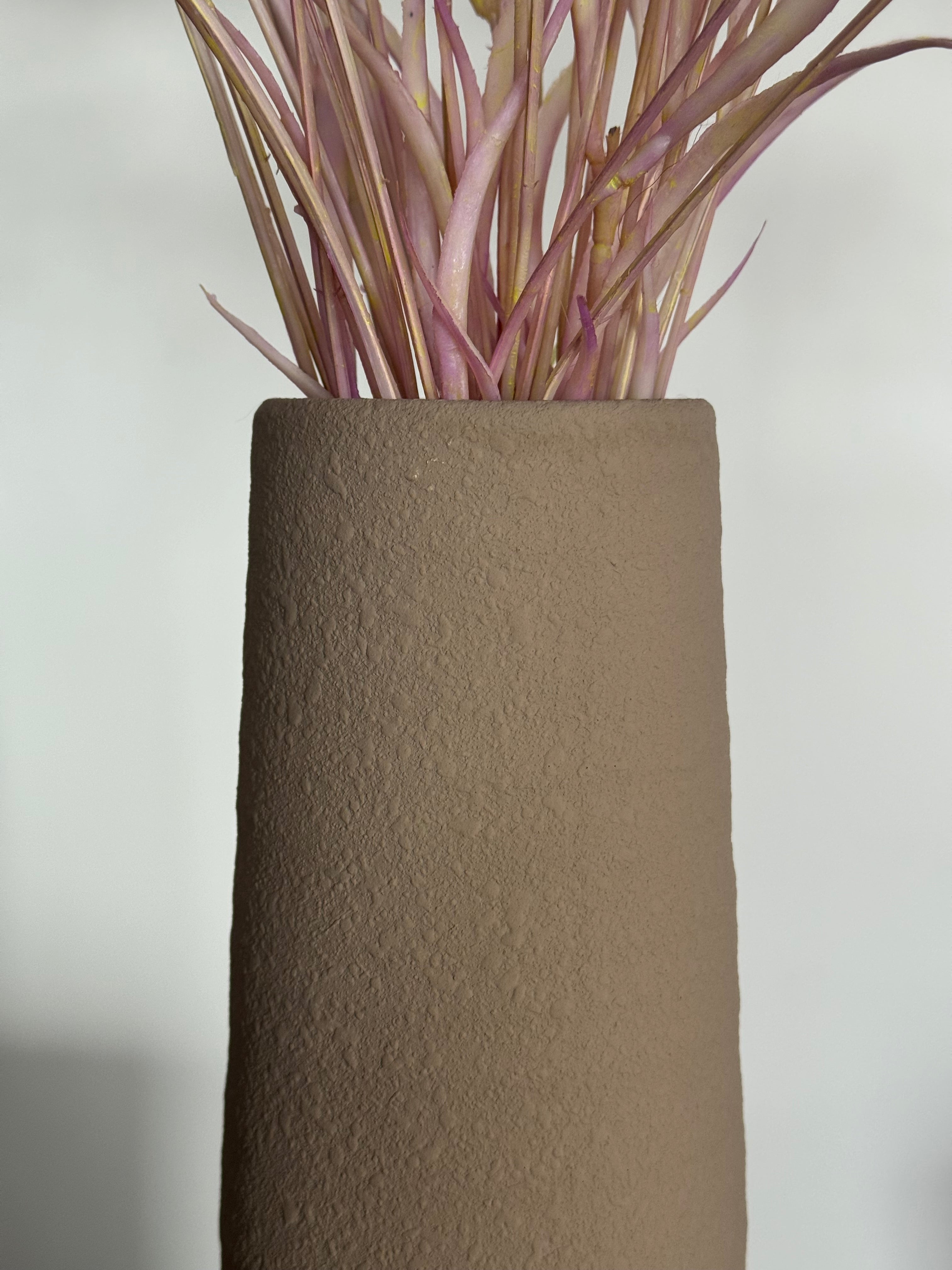 Taupe designvaas met zijden grastakken als stijlvolle Japandi decoratie.