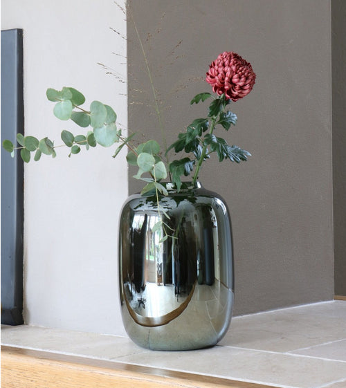 vase the world vaas artic s gloss grey met bloemen