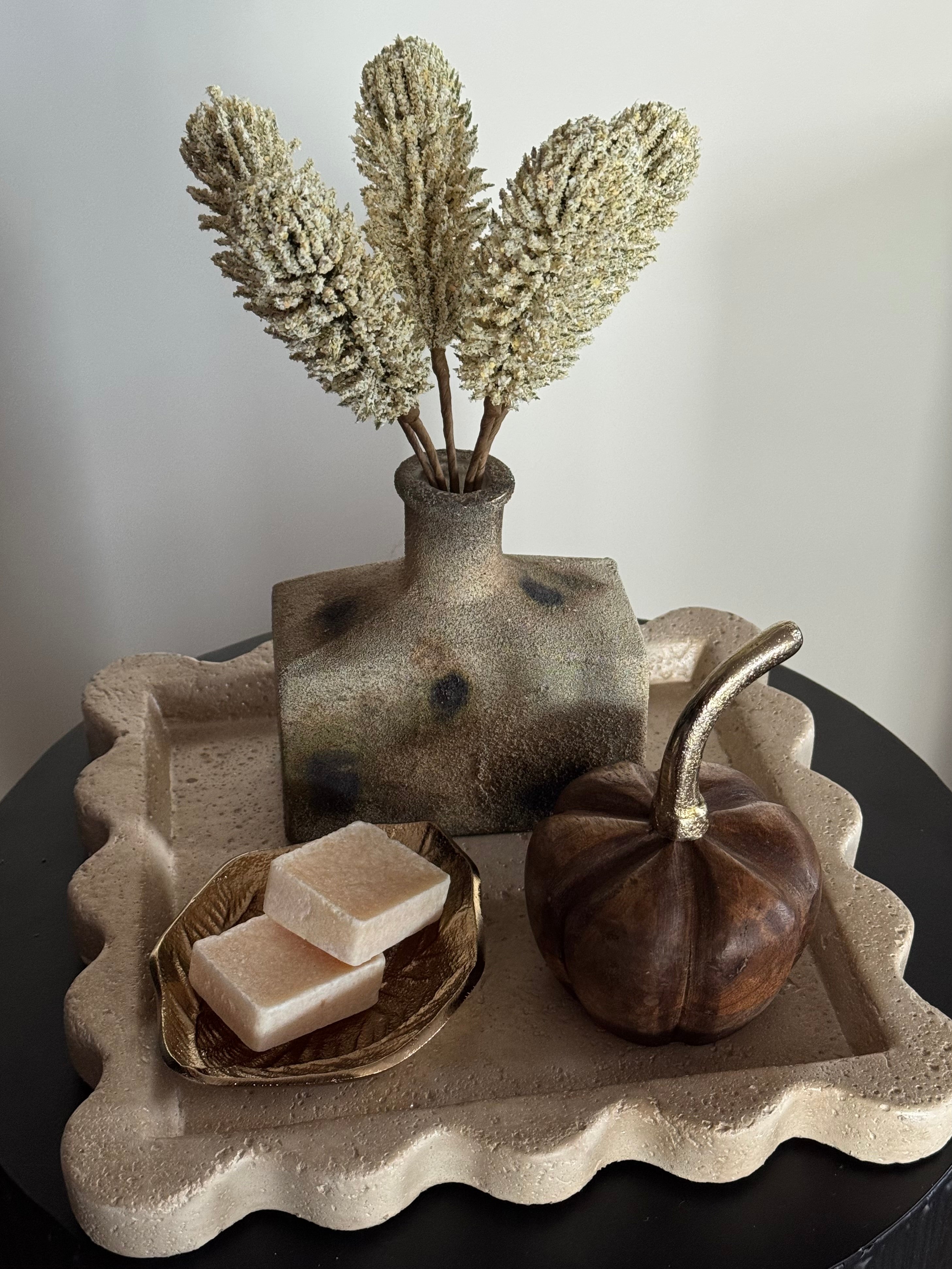 vierkante beige tafelset home decoratie close up