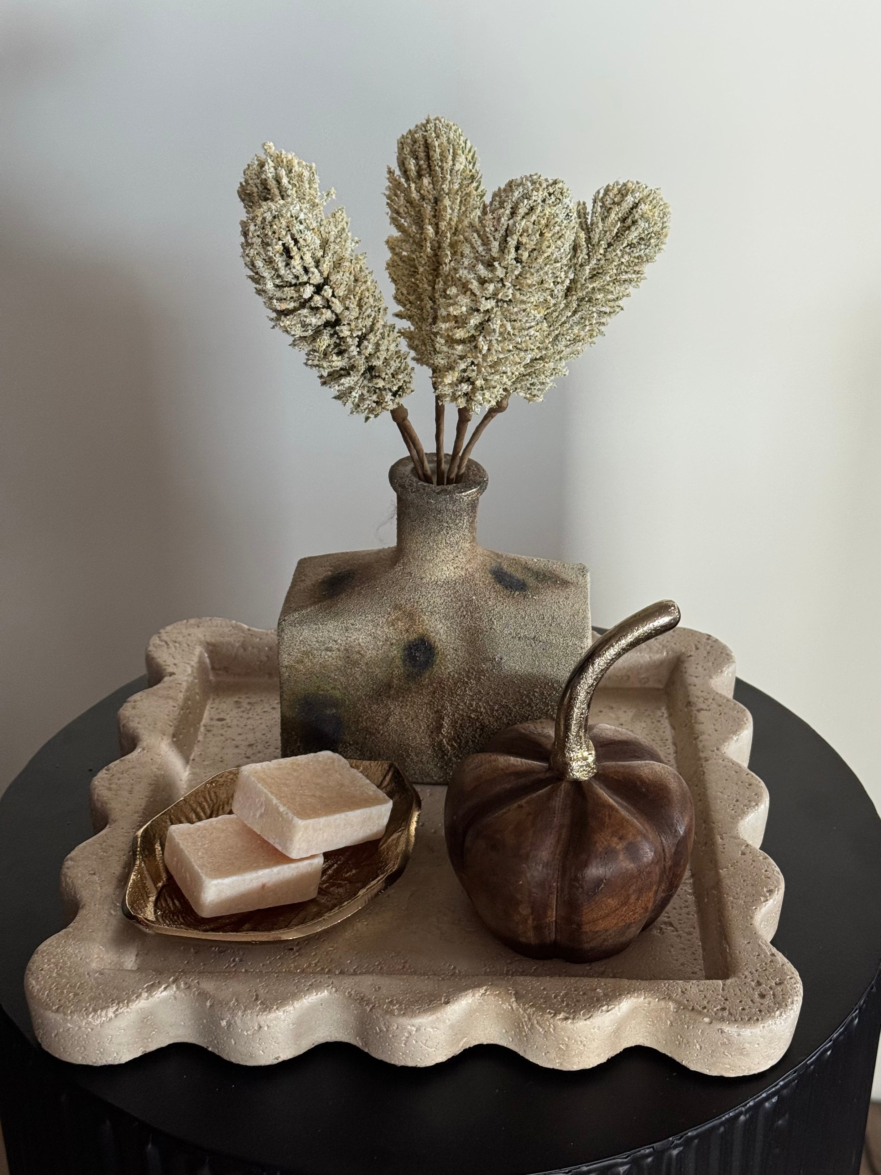 vierkante beige tafelset home decoratie geurblokjes close up