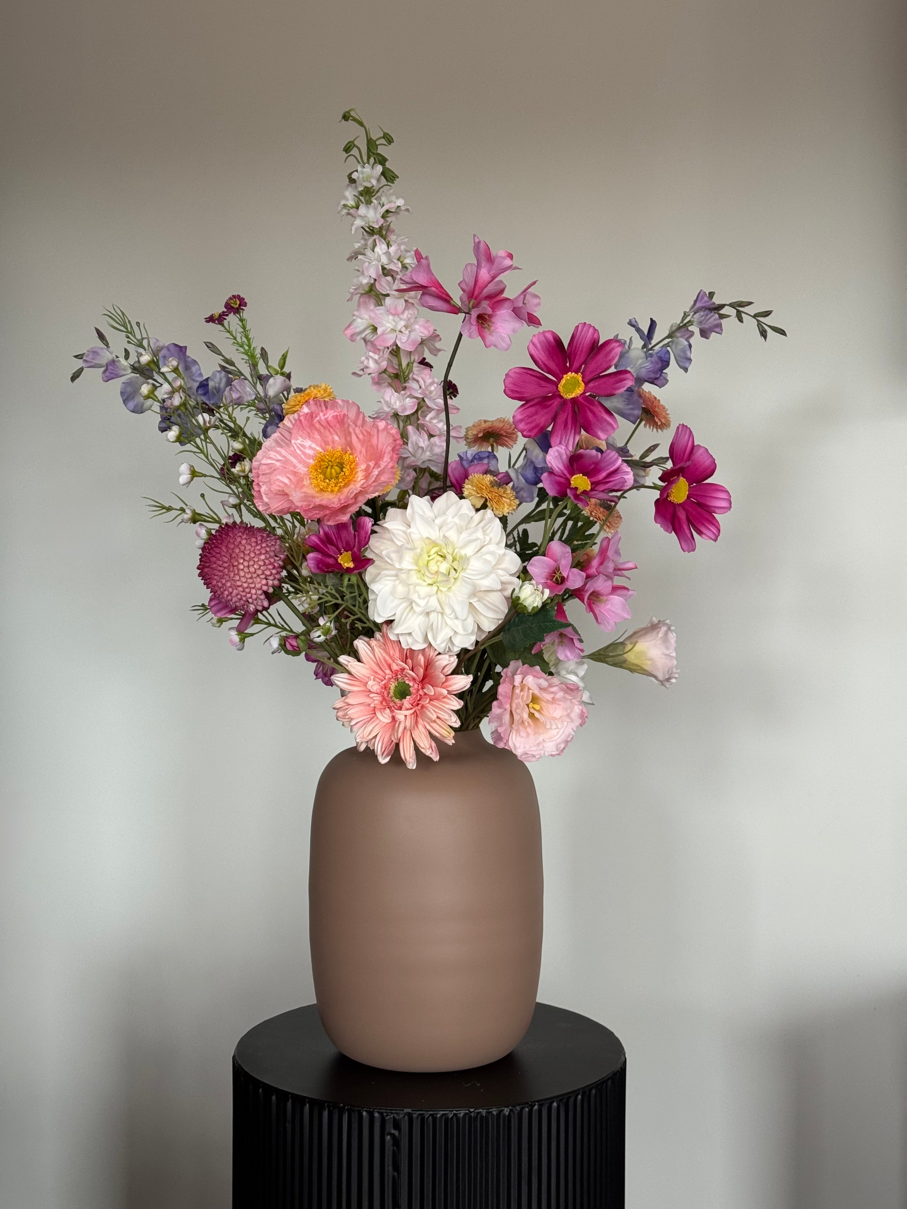 Bonte zijden bloemen in warme en frisse kleuren.