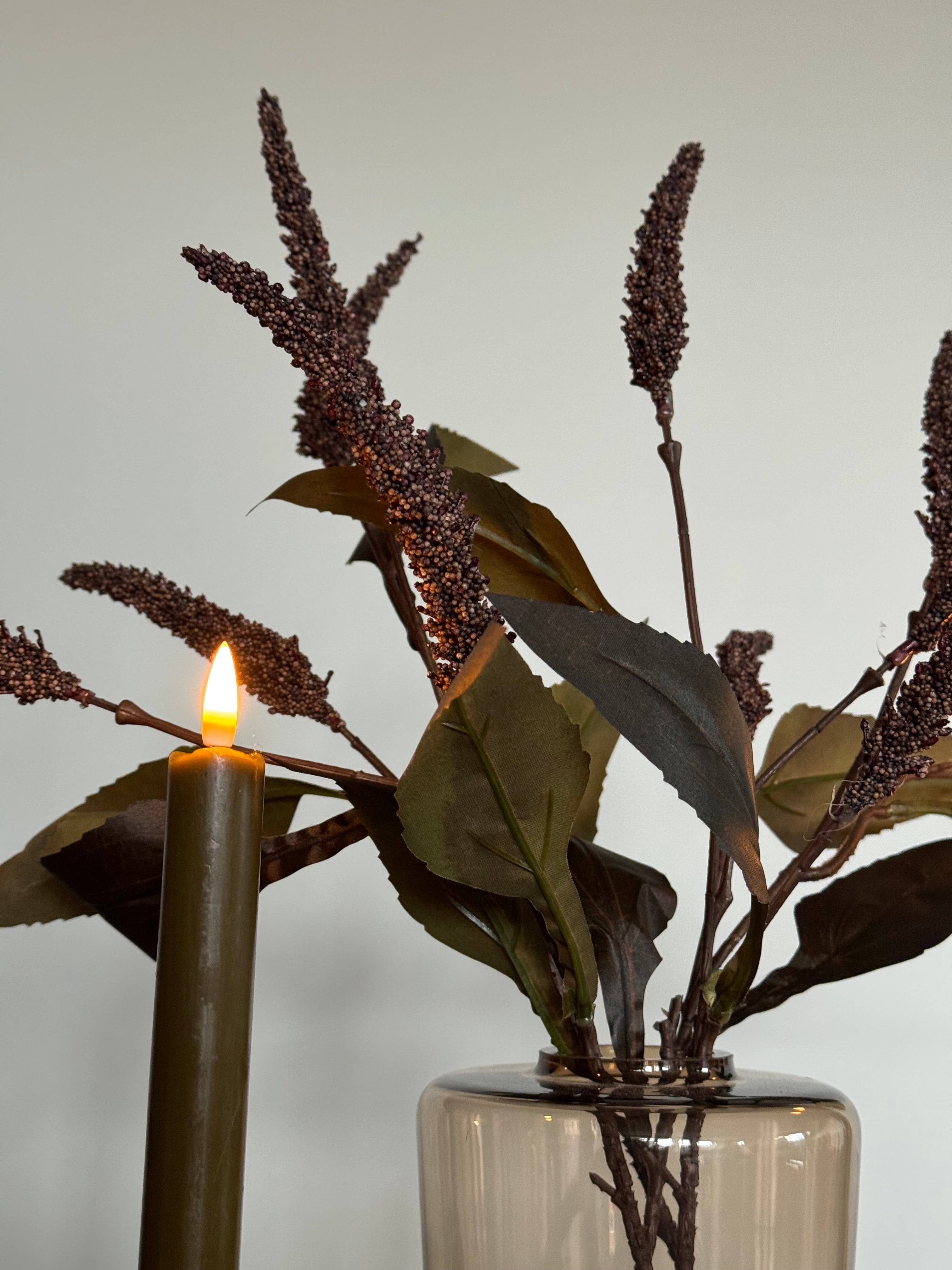 wc decoratie setje met kunsttakken en LED kaarsen close up