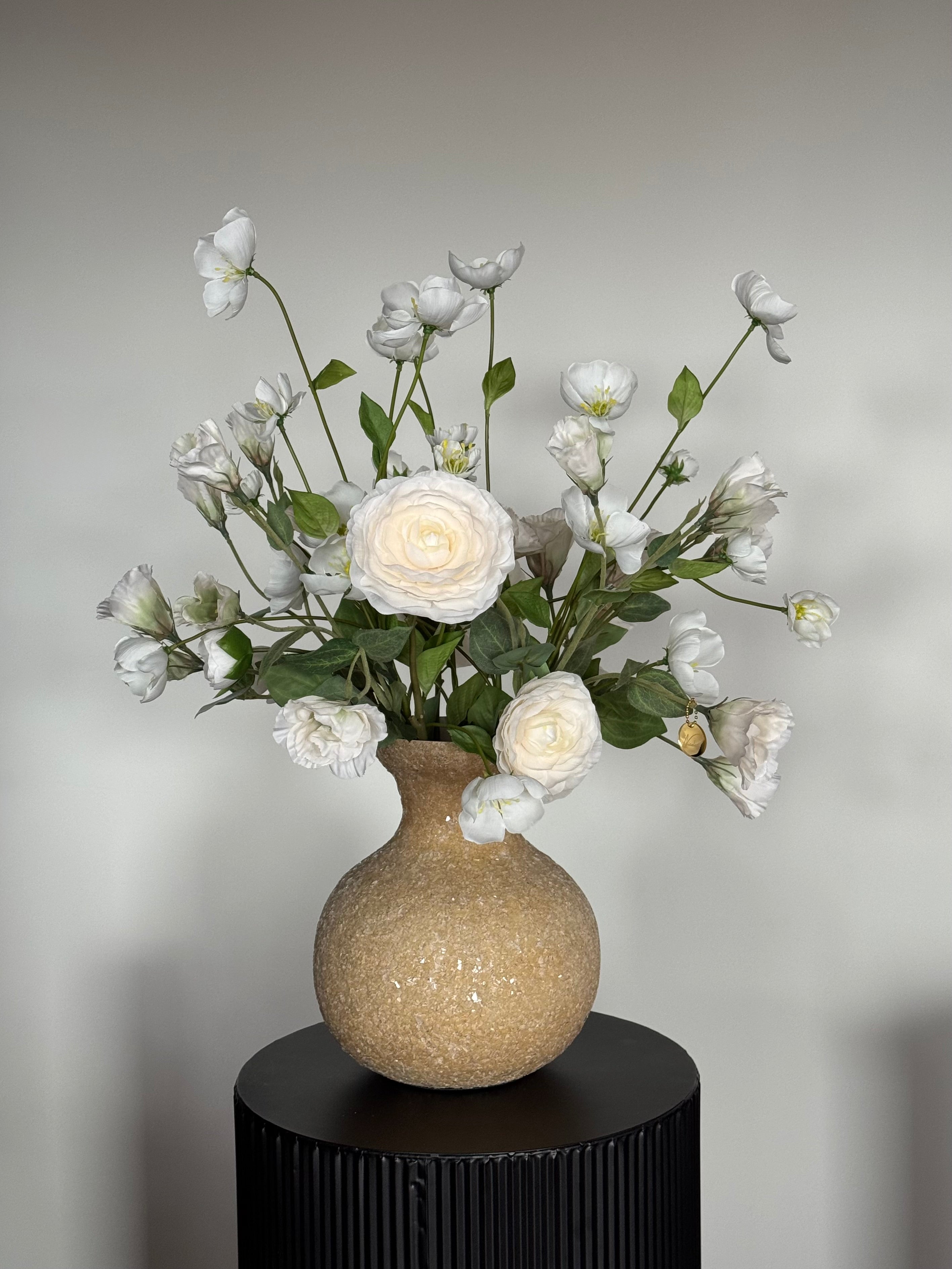 witte zijden kunstbloemen in beige kleurige mozaïek vaas