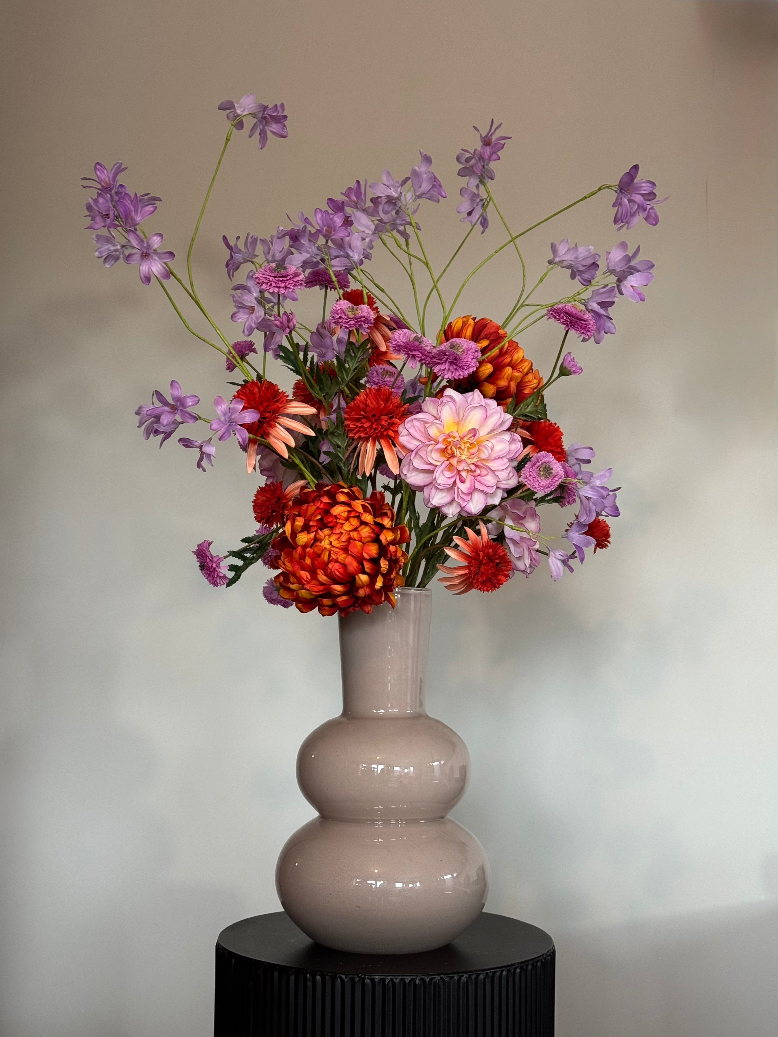 zijden bloemen boeket silk ka takken roze oranje met grote ivory vaas