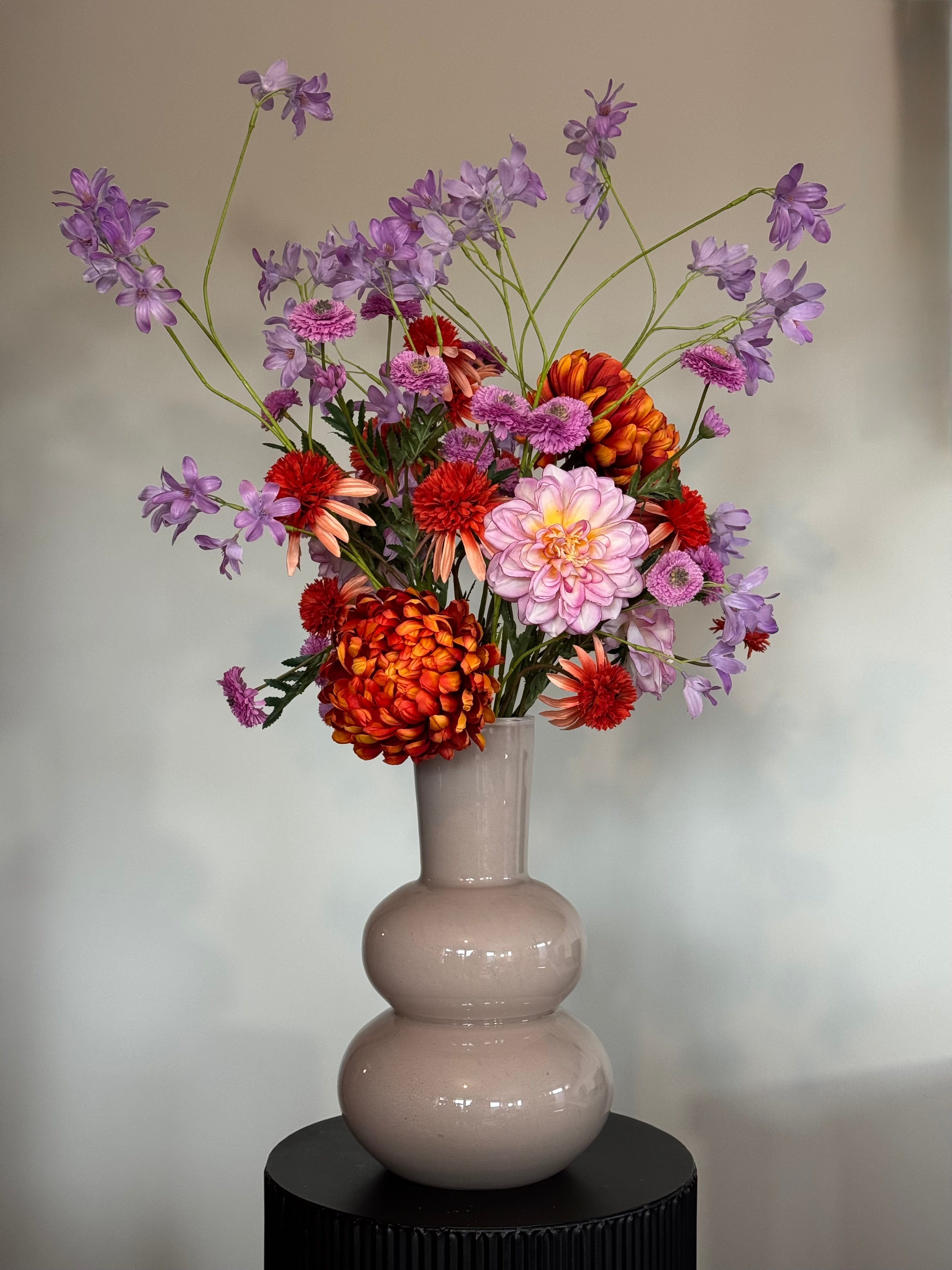 zijden bloemen boeket silk ka takken roze oranje met grote ivory vaas 2