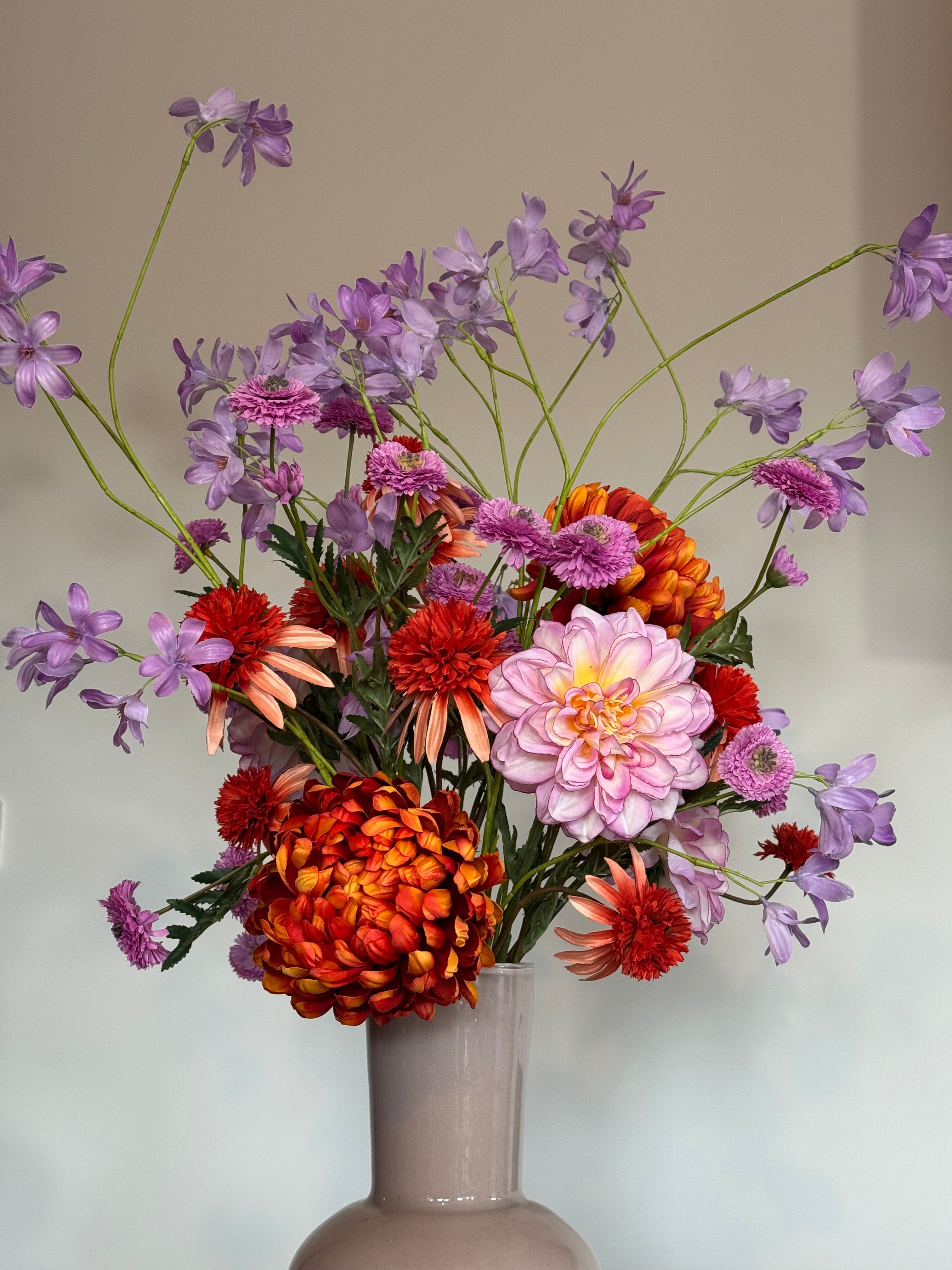 zijden bloemen boeket silk ka takken roze oranje met grote ivory vaas close up