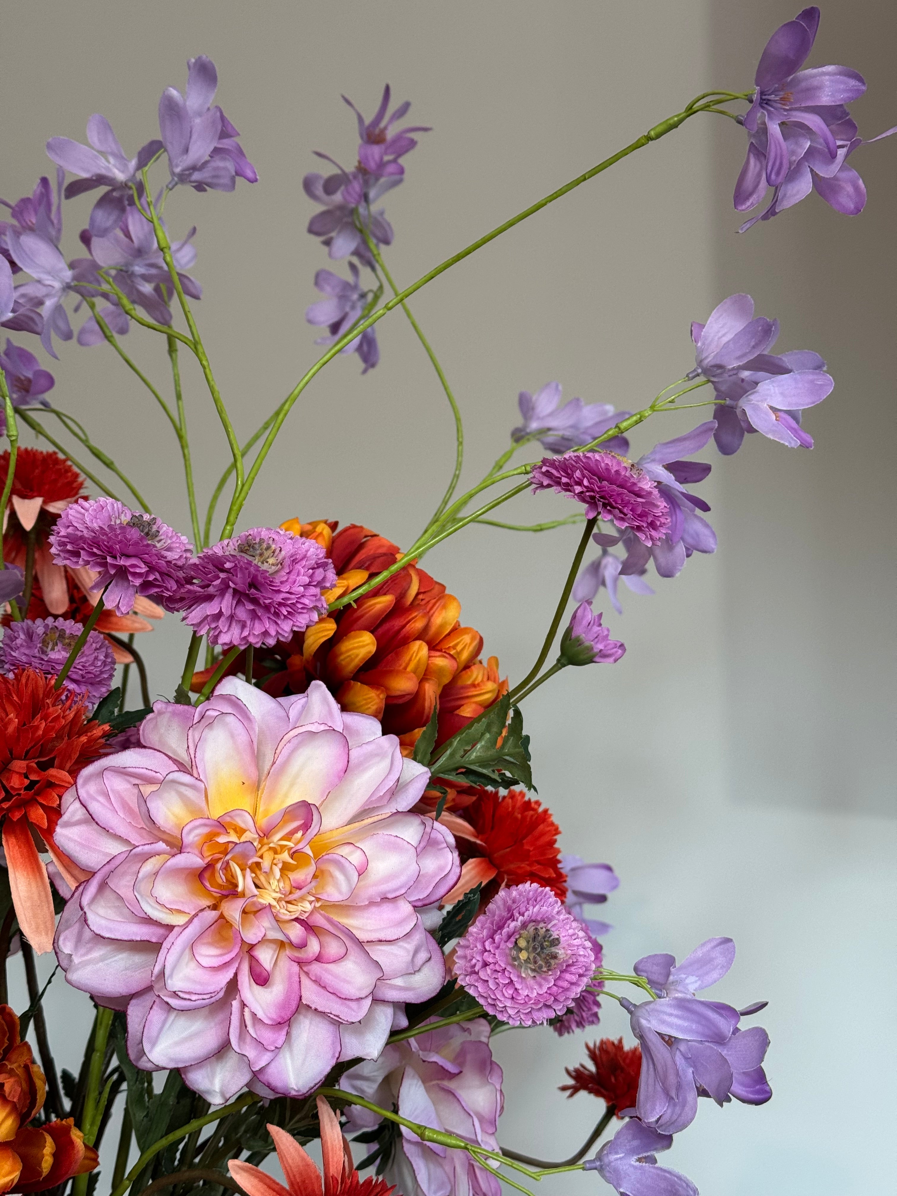 zijden bloemen boeket silk ka takken roze oranje met grote ivory vaas close up 2
