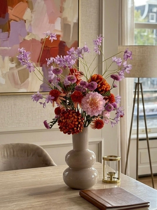 zijden bloemen boeket silk ka takken roze oranje met grote ivory vaas interieur