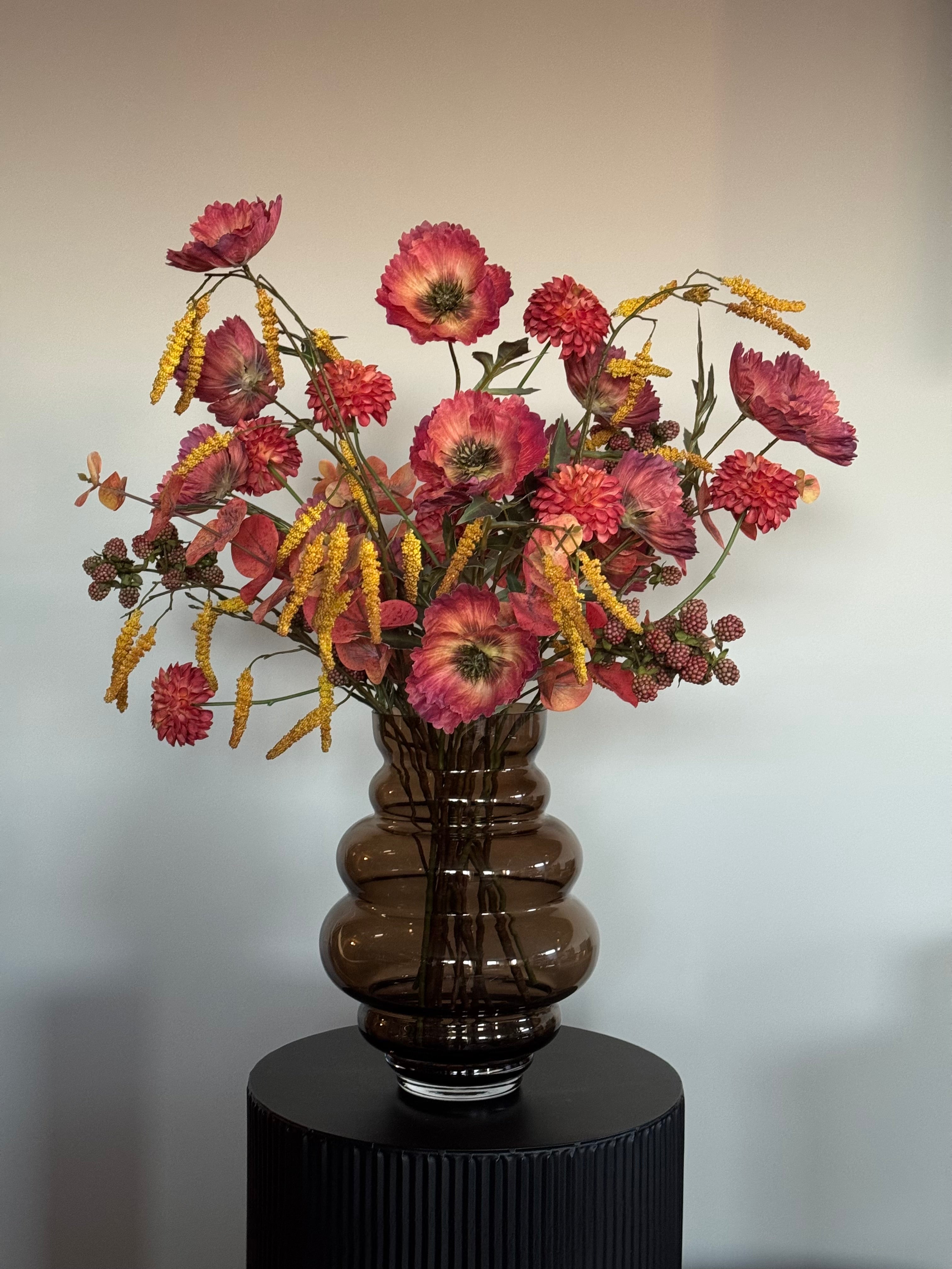 zijden bloemen met bruine vaas warme tinten