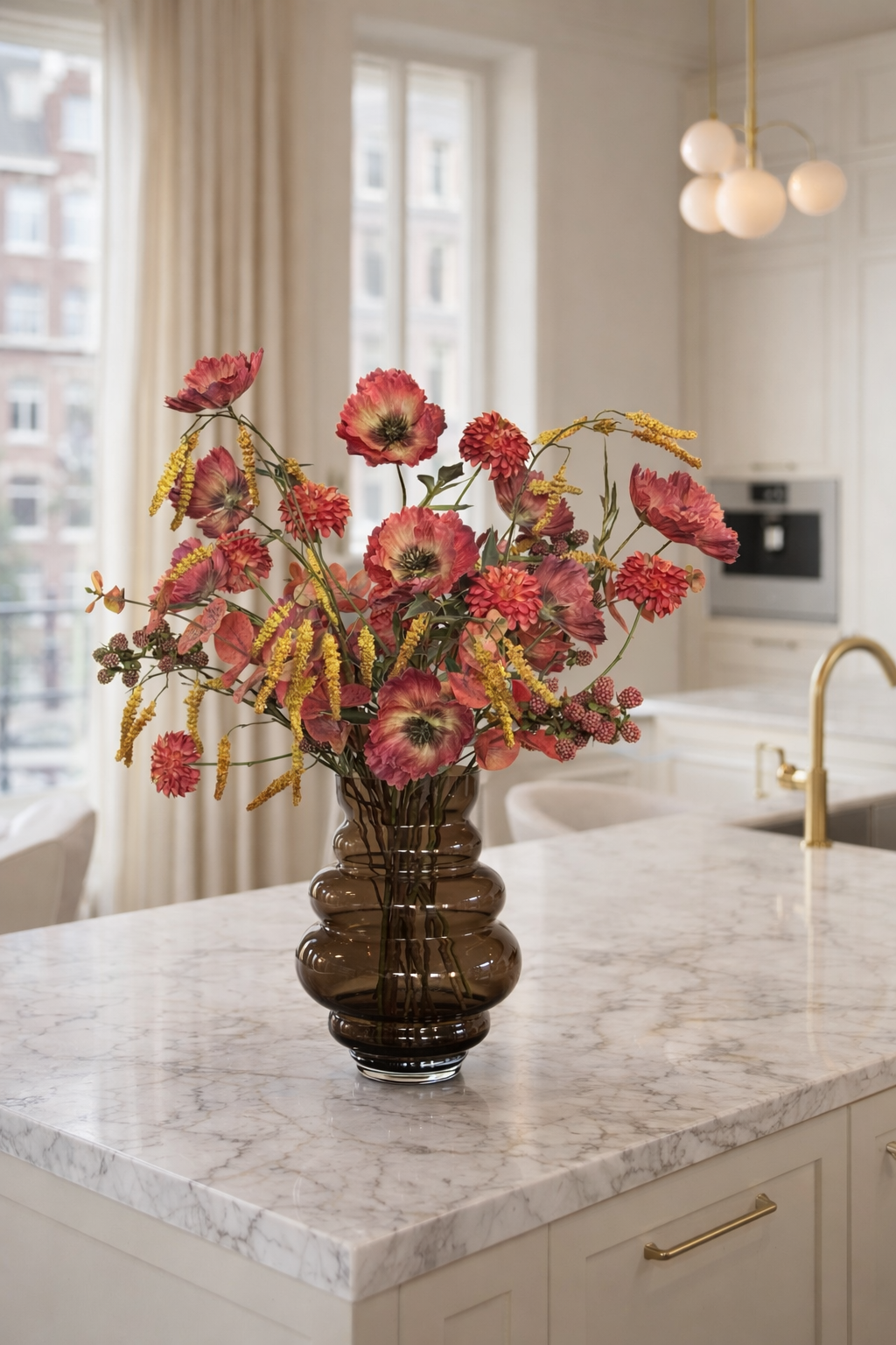 zijden bloemen met vaas warme tinten