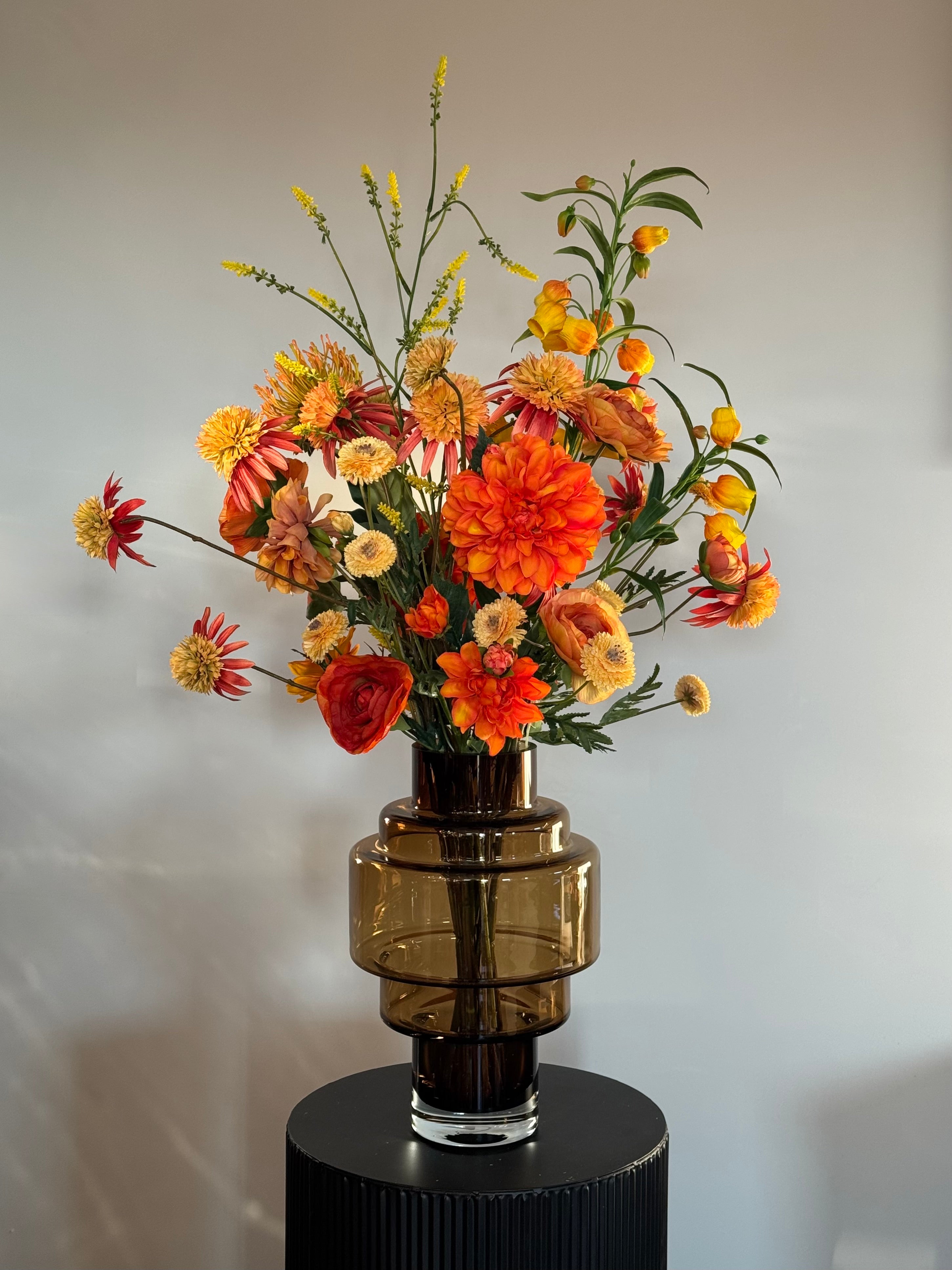 zijden boeket groot  in oranje in bruine vaas