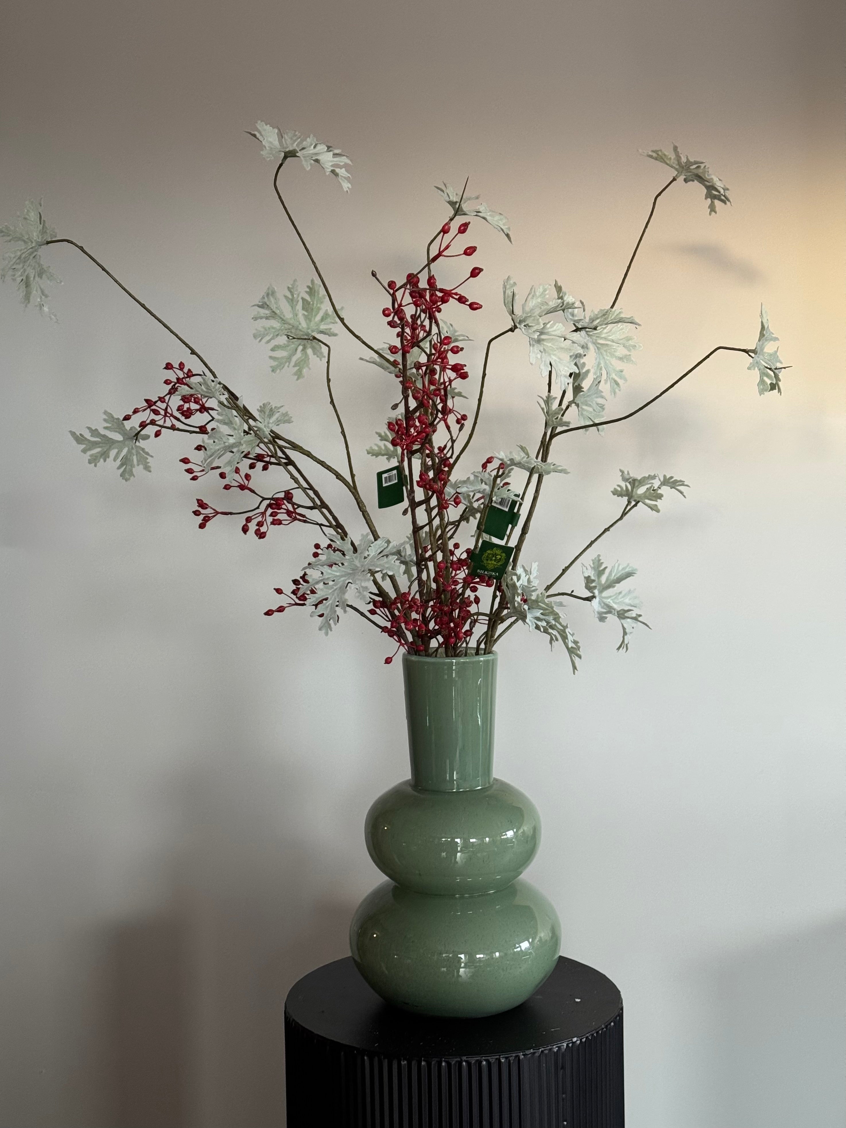 zijden boeket met takken en besjes groen rood