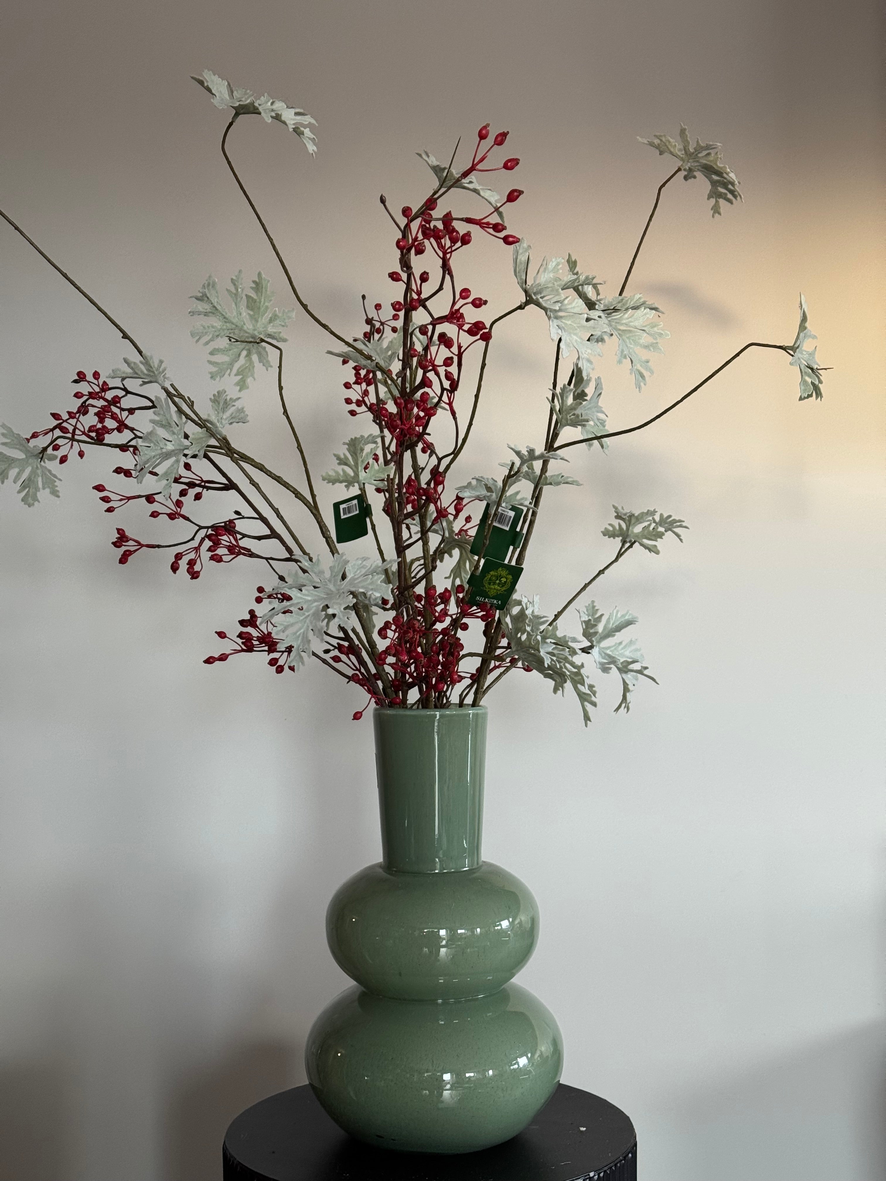 zijden boeket met takken en besjes groen rood 2