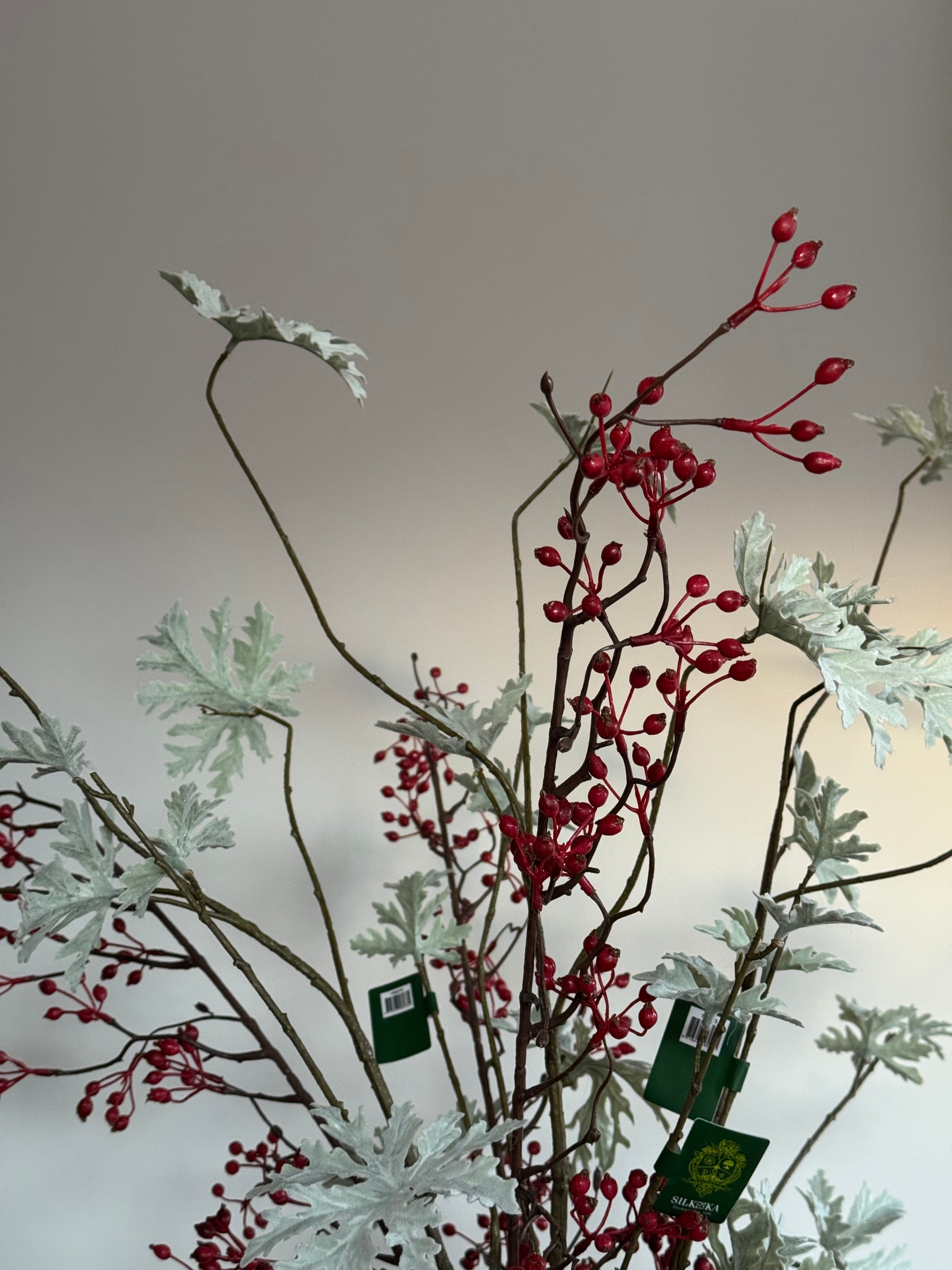 zijden boeket met takken en besjes groen rood close up