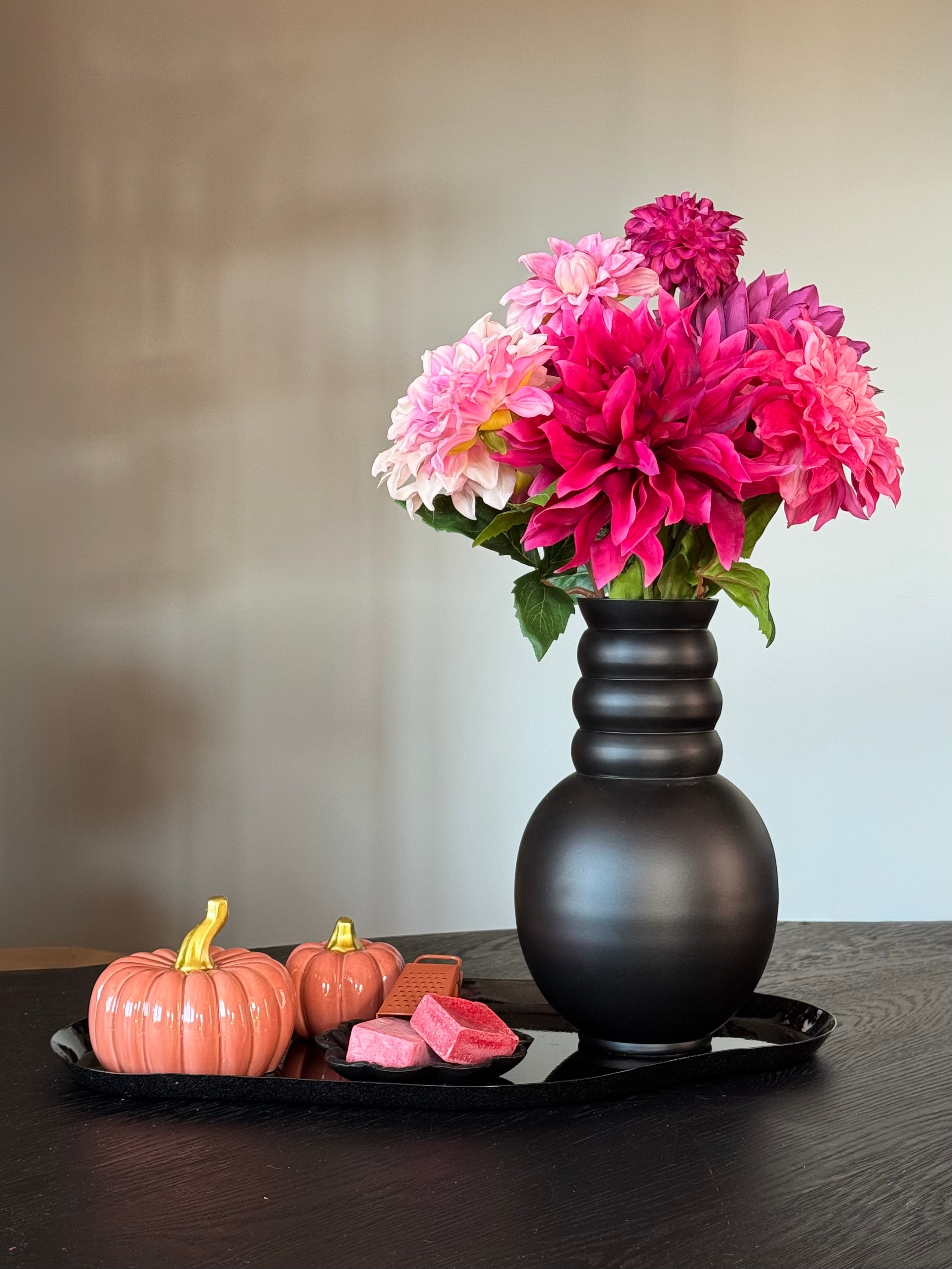 zwart roze decoratieset voor op de salontafel of tv meubel met real touch kunstbloemen